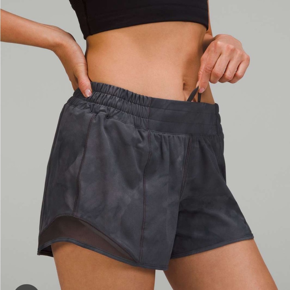 Lululemon Hotty Hot HR shorts 4” sz 4. Diamond dye grey